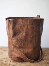 005dc407 round base shoulder bag