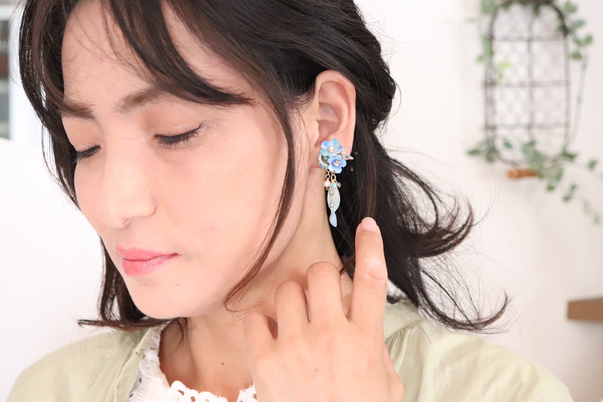 揺れるミントブルー花のピアス／イヤリング ミントブルー、花、flower 