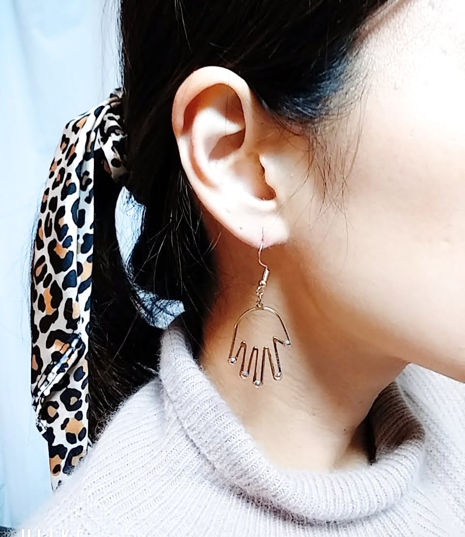 手と手 スワロフスキー ピアス イヤリング キラキラ ハンド ハンドメイド