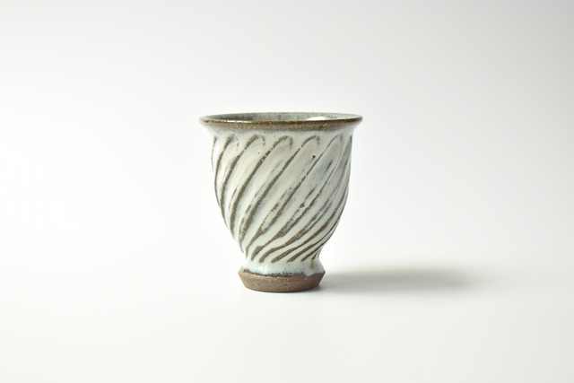 小代瑞穂窯 / 福田るい : しのぎカップ (高) 白 斜めしのぎ