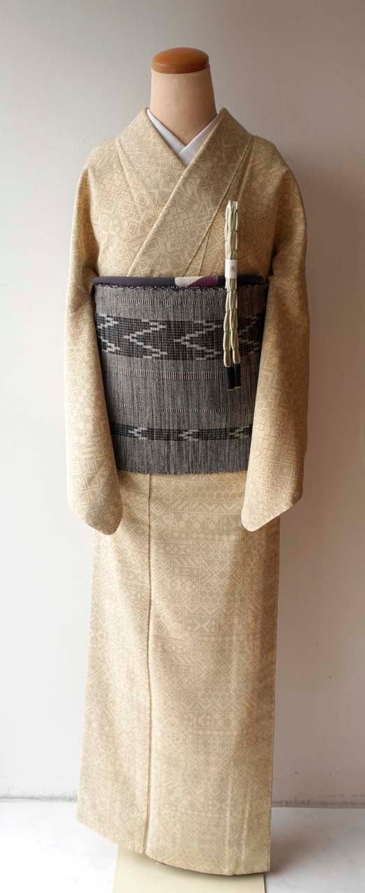 袷】薄卵色地 幾何学文 塩沢お召し | 大山キモノ・ちぇらうなぼるた