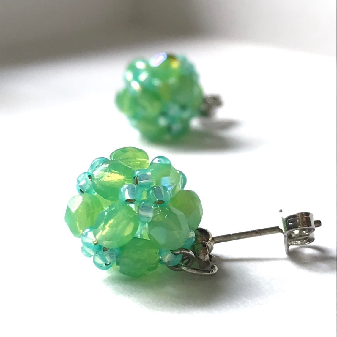 ファイアポリッシュの空洞ビーズボールピアス＆イヤリング：ミント