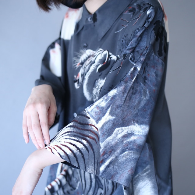 "白虎×月夜" dynamic graphic pattern over silhouette h/s shirt