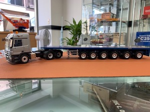 CONRAD　1/50　Mercedes-Benz Actros MP03 Truck-tractor 6x4 with GOLDHOFER heavy-duty semi-trailer DLZ6