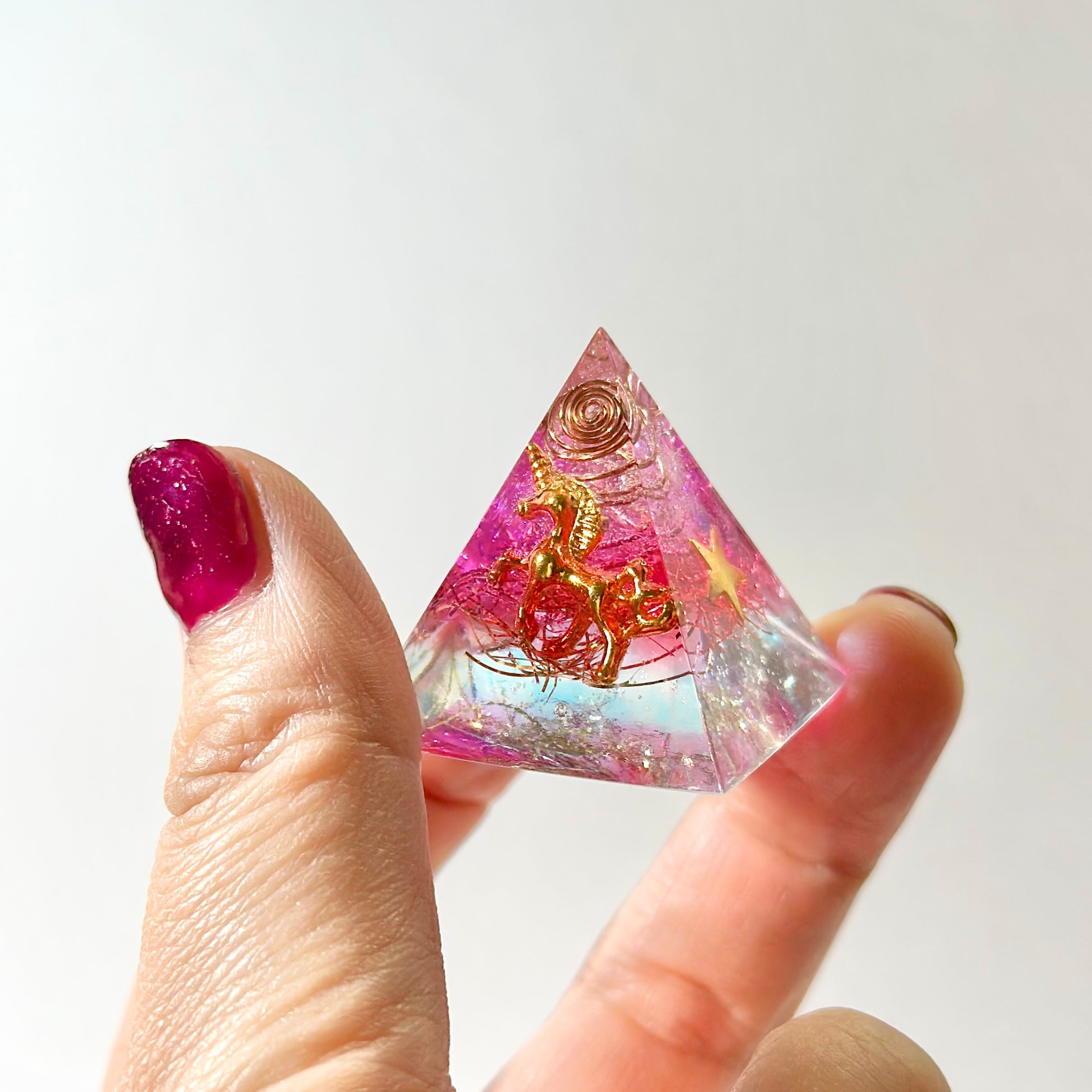 ◇オルゴナイト◇《赤×ピンク×ユニコーン》ピラミッド型ディスプレイ