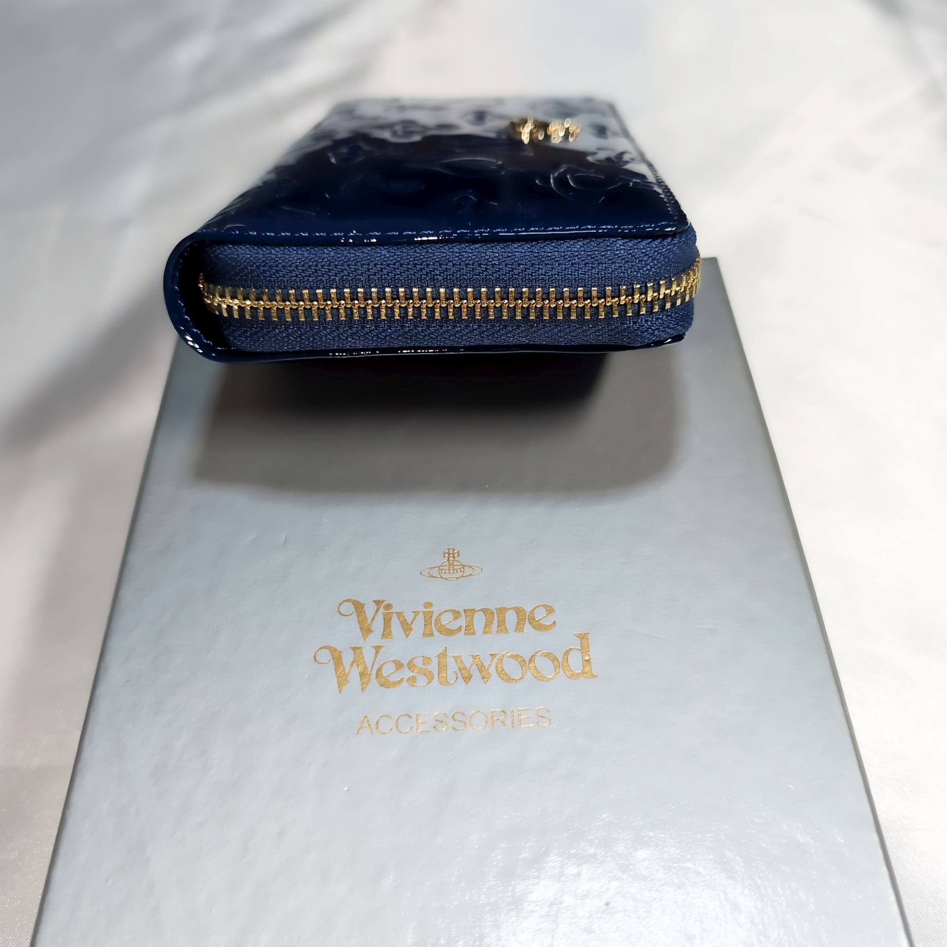 ヴィヴィアンウエストウッド ラウンドファスナーエナメル長財布 ブルー