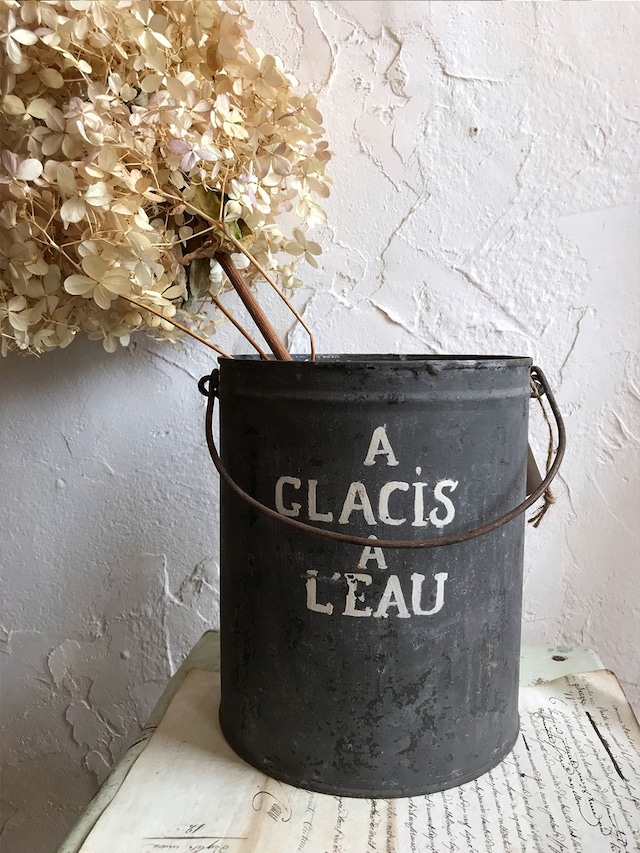 ペンキの缶 A GLACIS A L’EAU