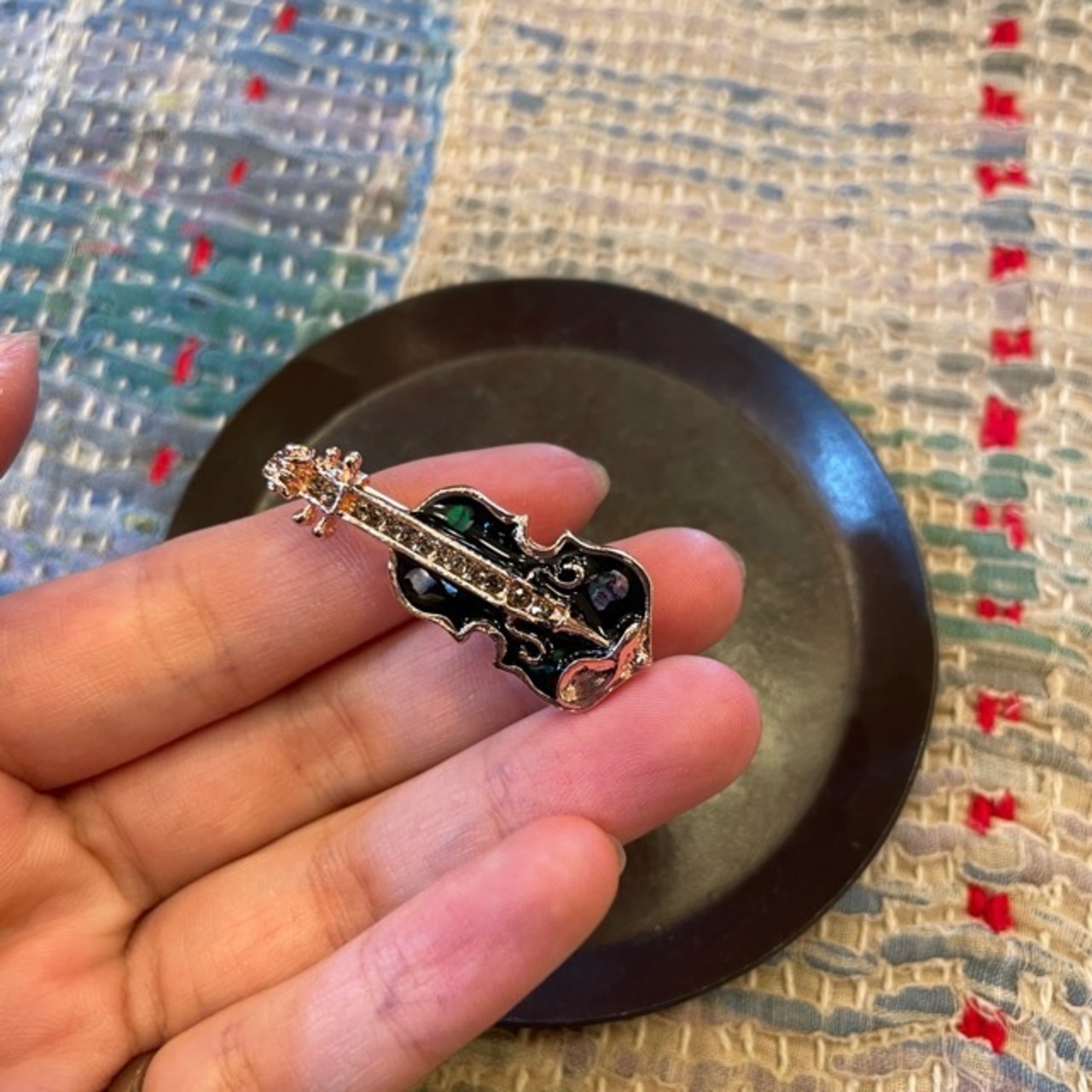 TOPANGA Jewelry Bijou art brooch Violin / ビジューアートブローチ バイオリン プレゼント プチギフト ジャケット 帽子 バッグ ニット キラキラ アクセサリー かわいい ファッション小物