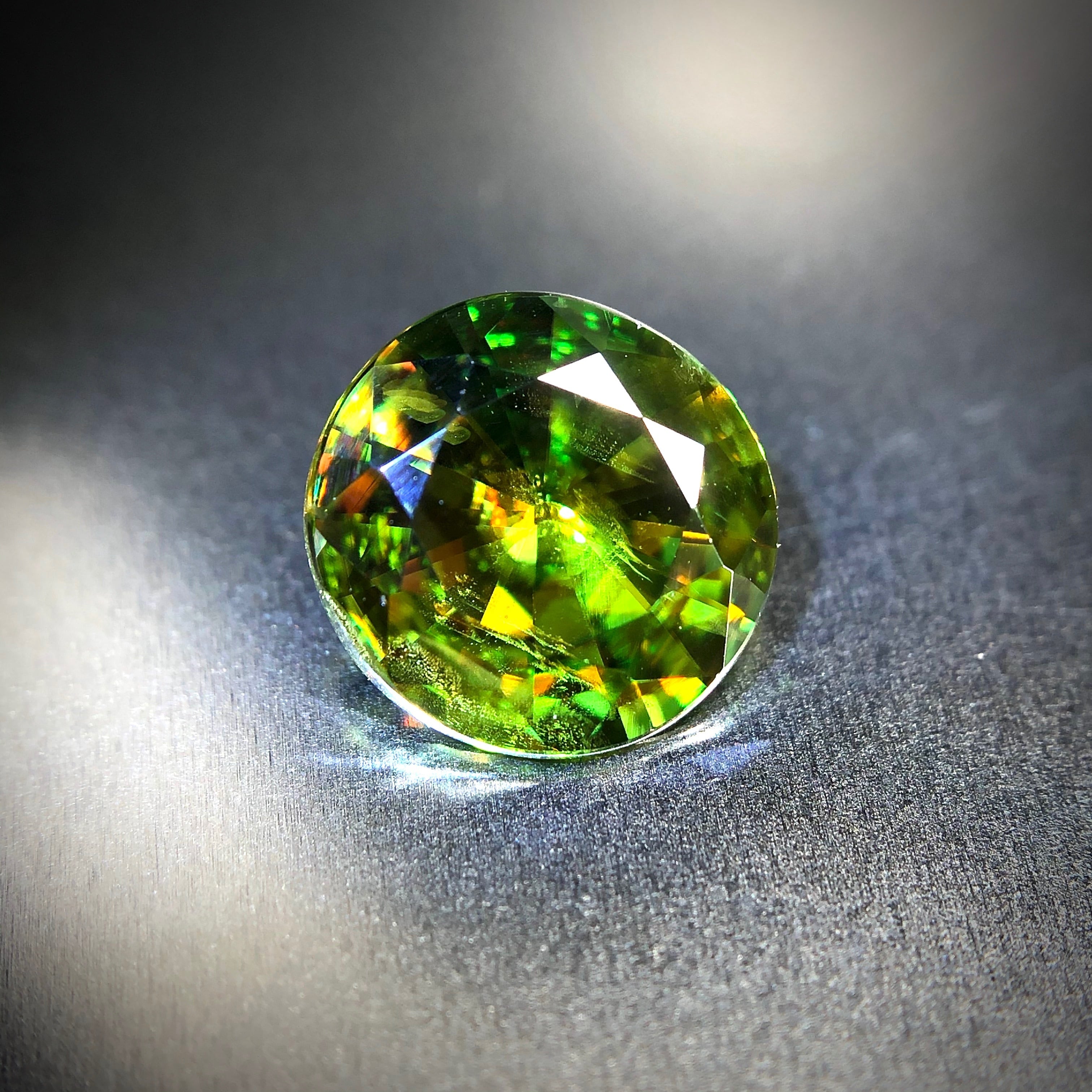落ち着いたグリーンにファイアの煌めき 1.46ct 天然 グリーン