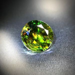 落ち着いたグリーンにファイアの煌めき 1.46ct 天然 グリーンスフェーン