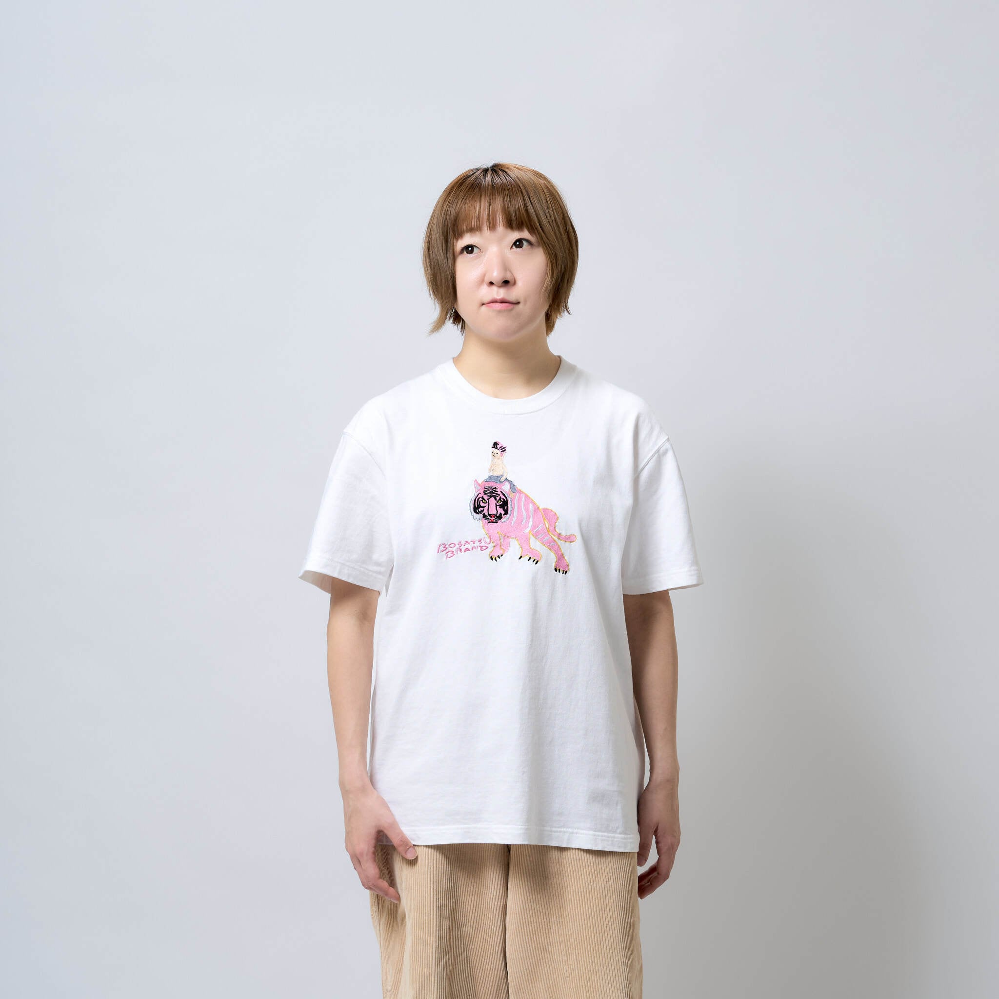 虎のり弥勒菩薩 仏像 オーセンティックスーパーTシャツ (刺繍) 7.1oz