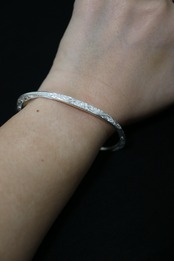 ハワイアン手彫りバングル