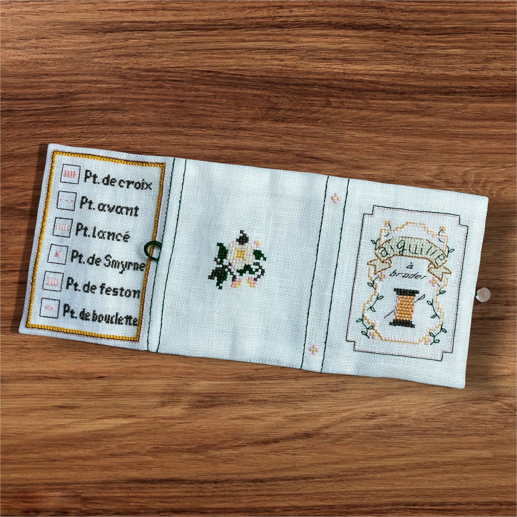 J北欧ヴィンテージ　丁寧なニードルワークが施されたとても素敵なスクエア刺繍クロス クロスステッチ刺繍でつくるニードルブック - CARNET D'AIGUILLE (針の