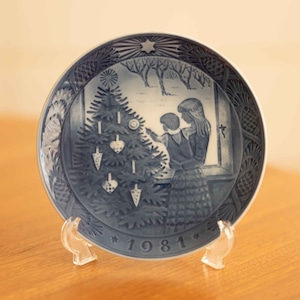 ロイヤルコペンハーゲン イヤープレート クリスマスプレート　１９８１年   「クリスマスツリーに見とれて」