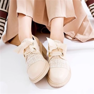 【送料無料】 シューズ 靴 ローヒール アーモンドトゥ バイカラー 編み上げ レースアップ 靴ひも 異素材ドッキング PU フェイクレザー レザー 革 合皮 クラシカル エレガント 可愛い 大人可愛い きれいめ シンプル カジュアル コンサバ 華やか 大人 上品 おしゃれ お洒落 こなれ感 高見え 高級感 ヘルシー フェミン チェック柄 ブーツ ブーティ 2色 春 秋 10代 20代 30代 レディース 女性 女子会 お呼ばれ 休日 お茶会 授業参観 二次会 パーティ 演奏会 ファッション ドッキング