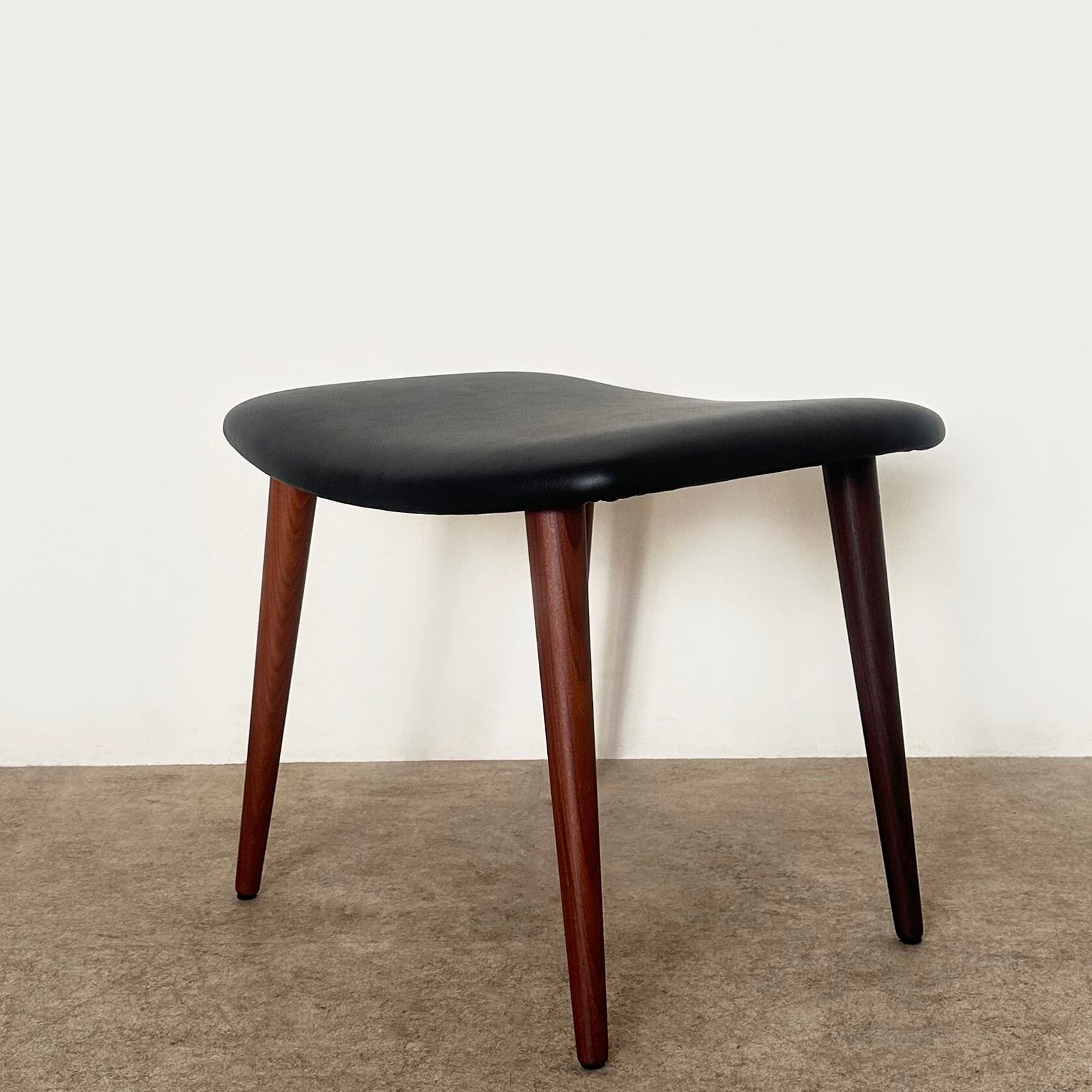 Foot stool with black semi-aniline leather/ CH199 | situraeru