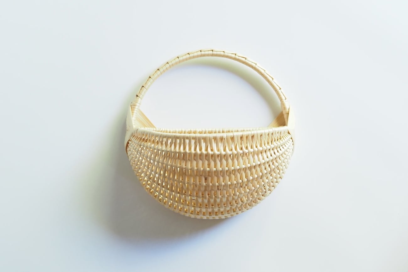 柳編み伝統留めの壁掛けバスケット ラトビア共和国