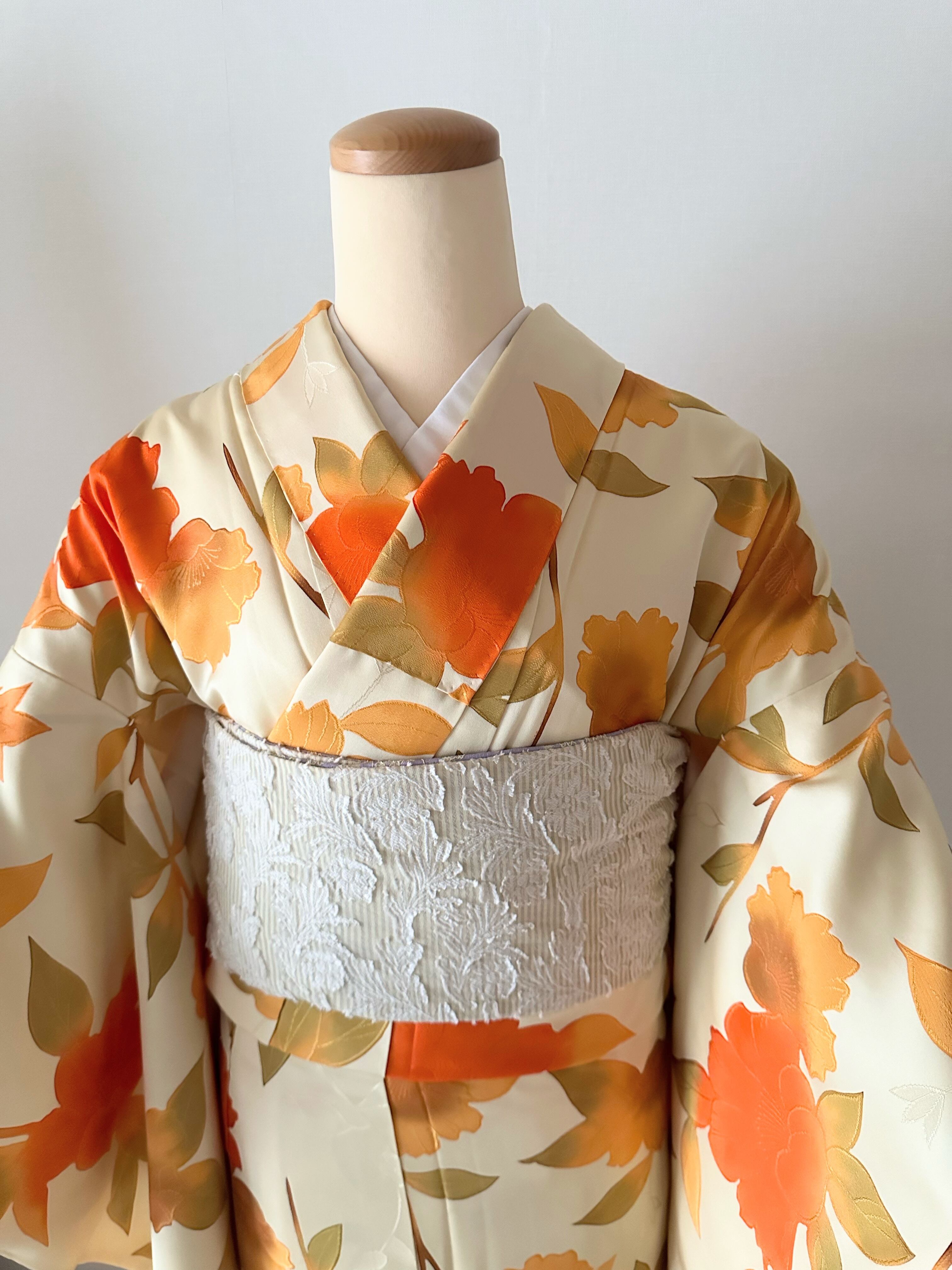 しつけ付き小紋　お茶会　薄いグレー 花柄 着物 絹 しつけ付き小紋 お茶会 薄いグレー 花柄 着物 絹 リサイクル色無地