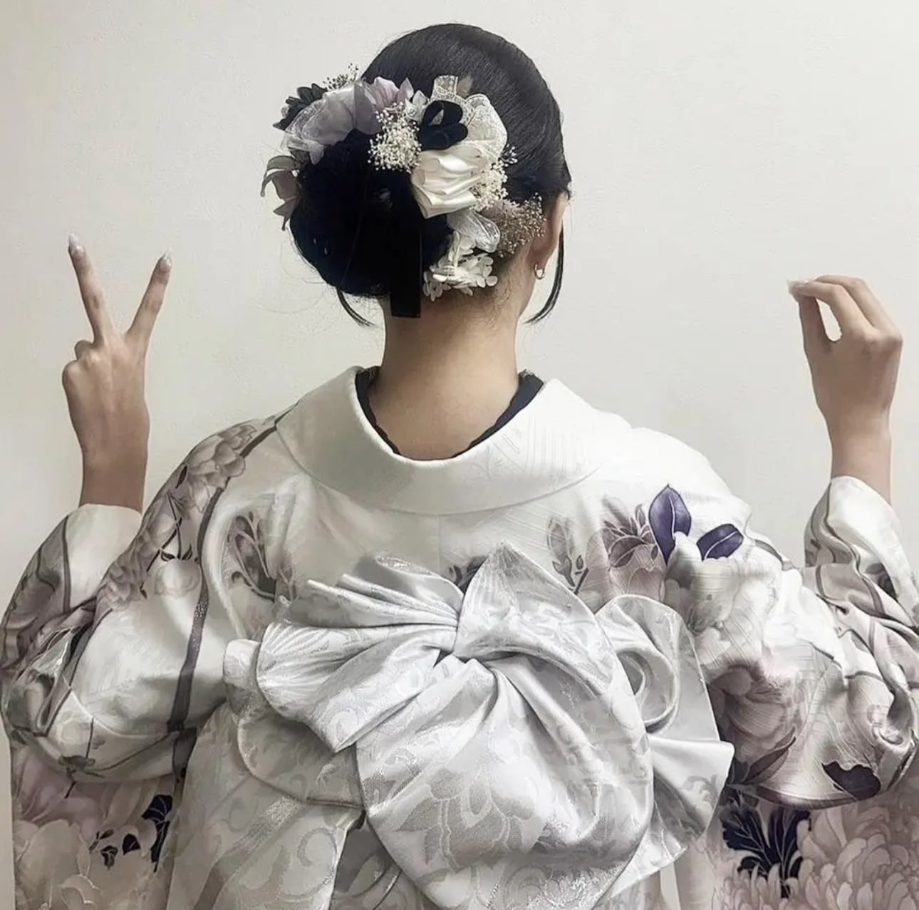 “Hanakanzashi Signature Headpiece – Whispering Petals in Ivory”