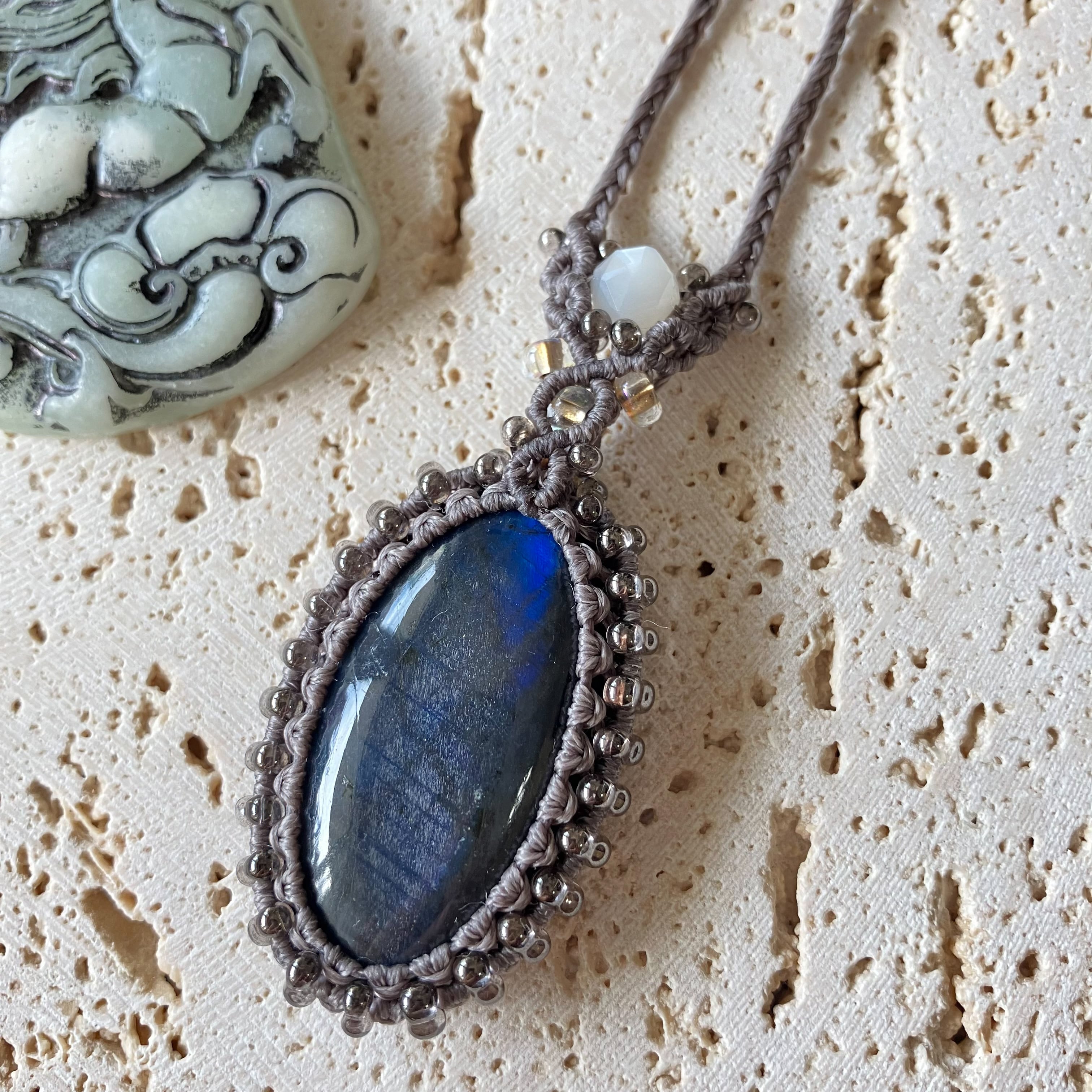 ラブラドライト・ムーンストーンのマクラメネックレス ラブラドライト・ムーンストーン（6月誕生石）マクラメ編みペンダント