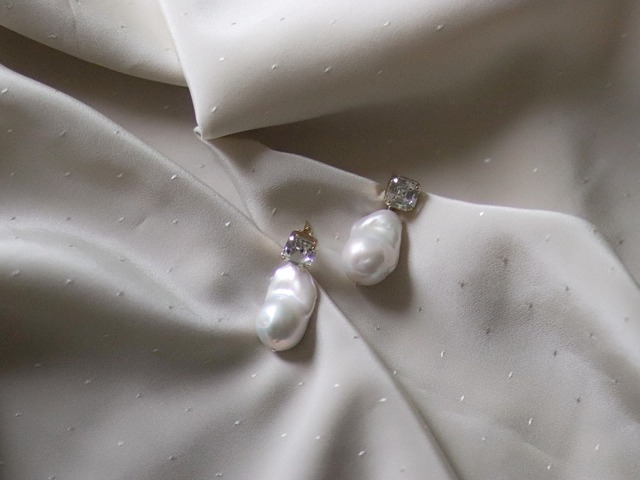 pearl × crystal accessory