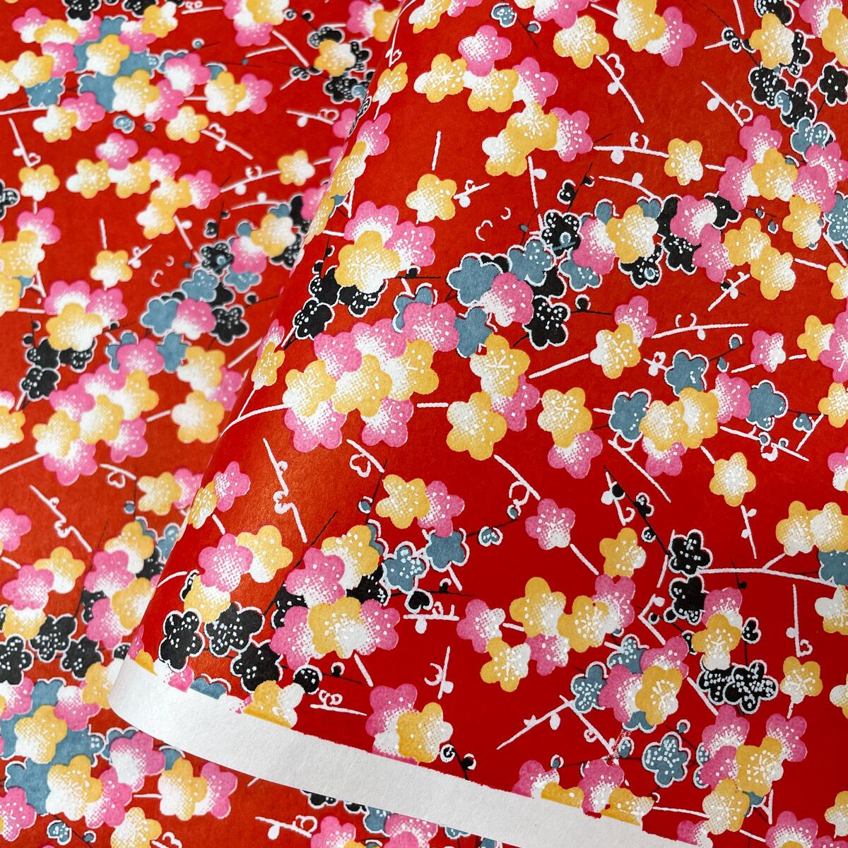 友禅和紙 赤地にぼかし染めの梅の花 大判 約63x93cm 千代紙 Yuzen