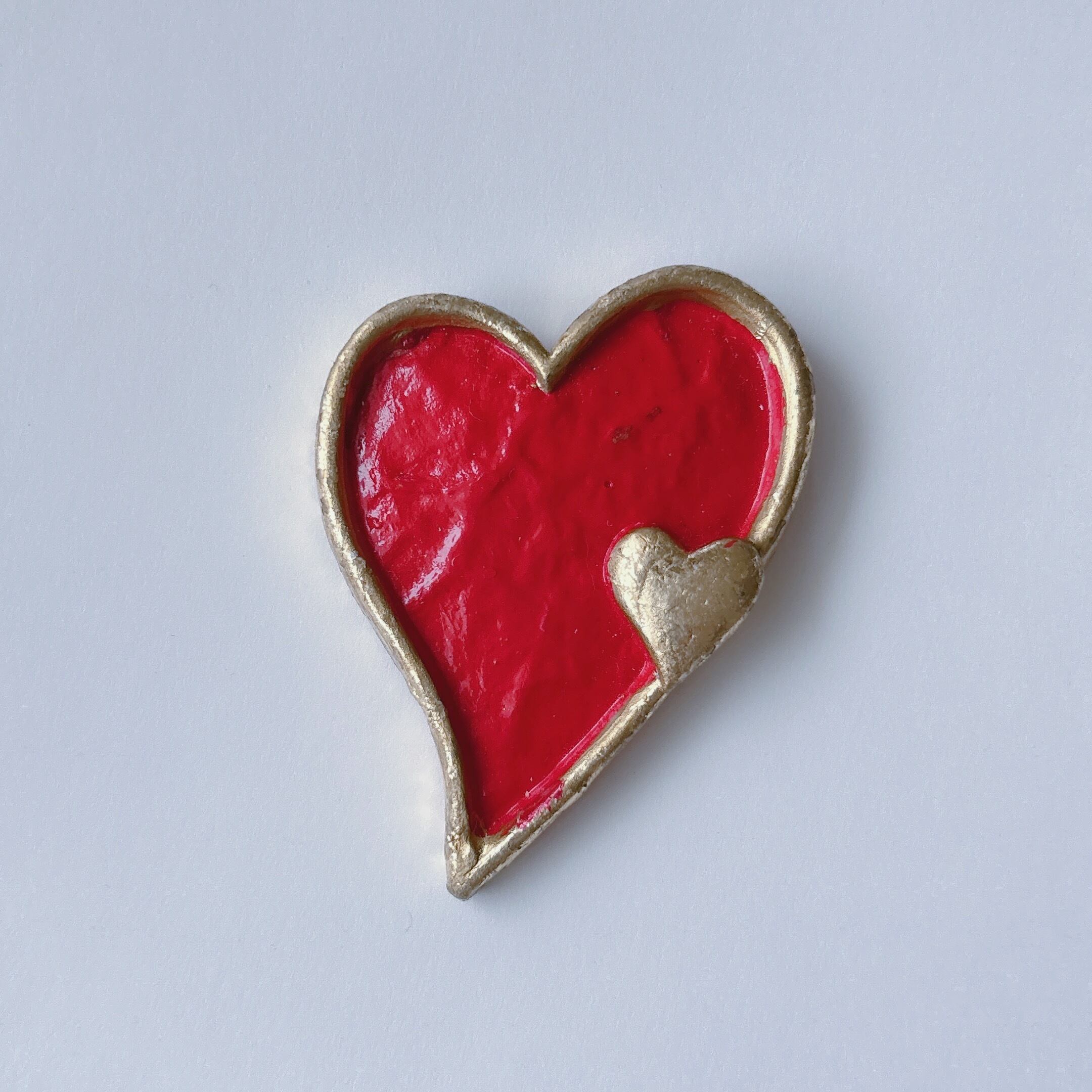 Vintage 80s gold tone red wood double heart brooch pin