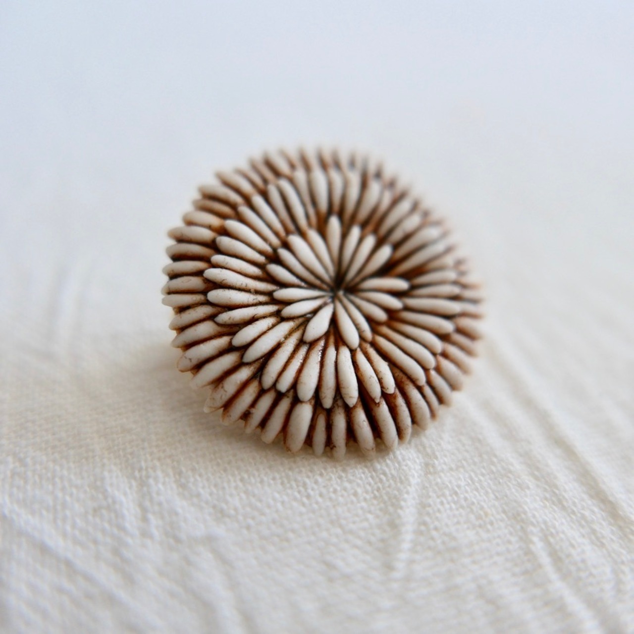 中嶋寿子のブローチ［砂の花］ A-8R