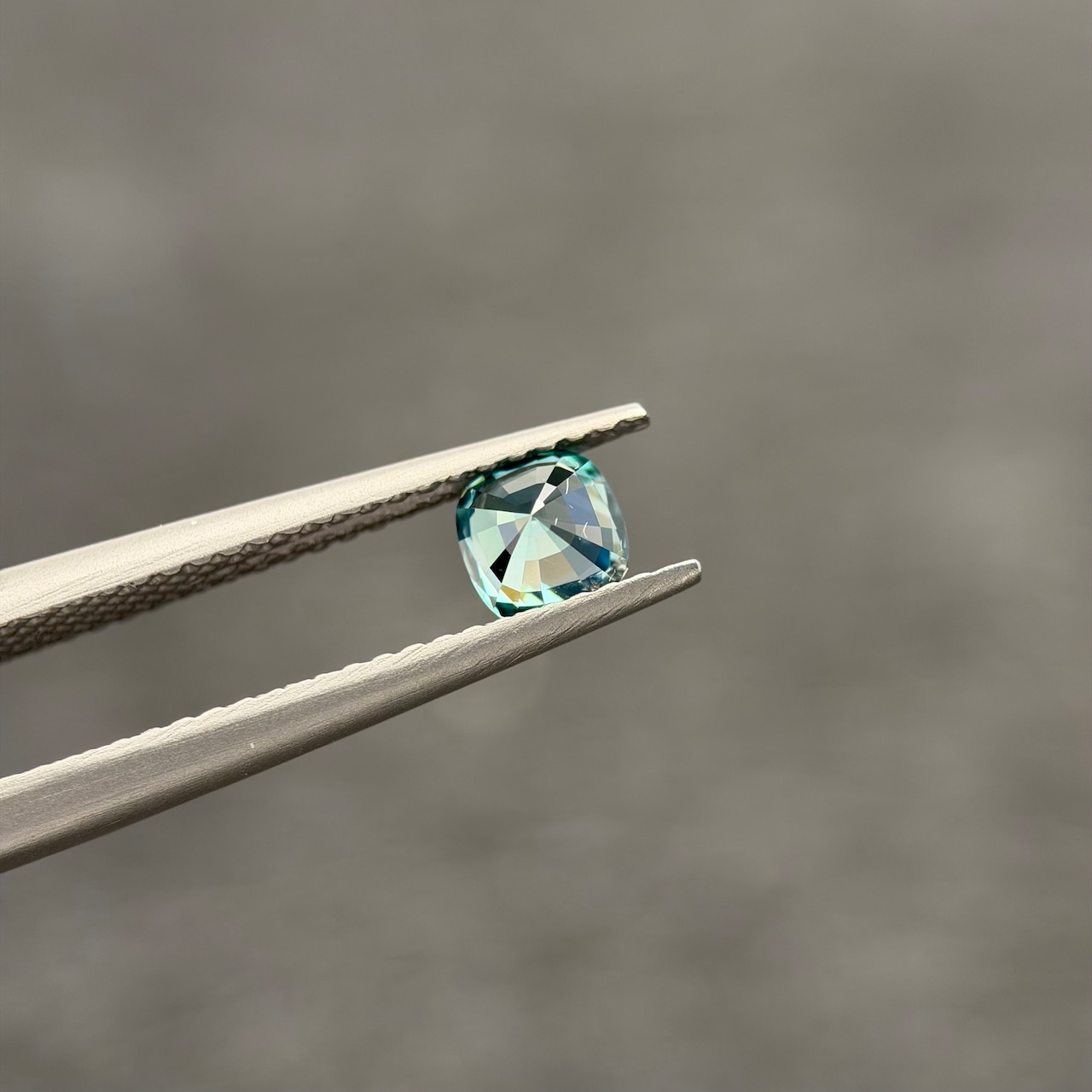 カラーチェンジジルコン 4.6x4.5mm, 0.64ct, ミャンマー産