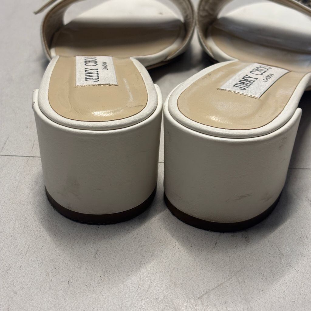 JIMMY CHOO ジミーチュウ　ホワイト ミュール　サンダル　バックジップ JIMMY CHOO ジミーチュウ Crystal Buckle Leather Mule Sandals