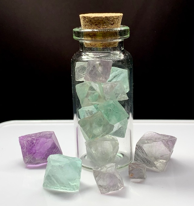 1.フローライト八面体×瓶