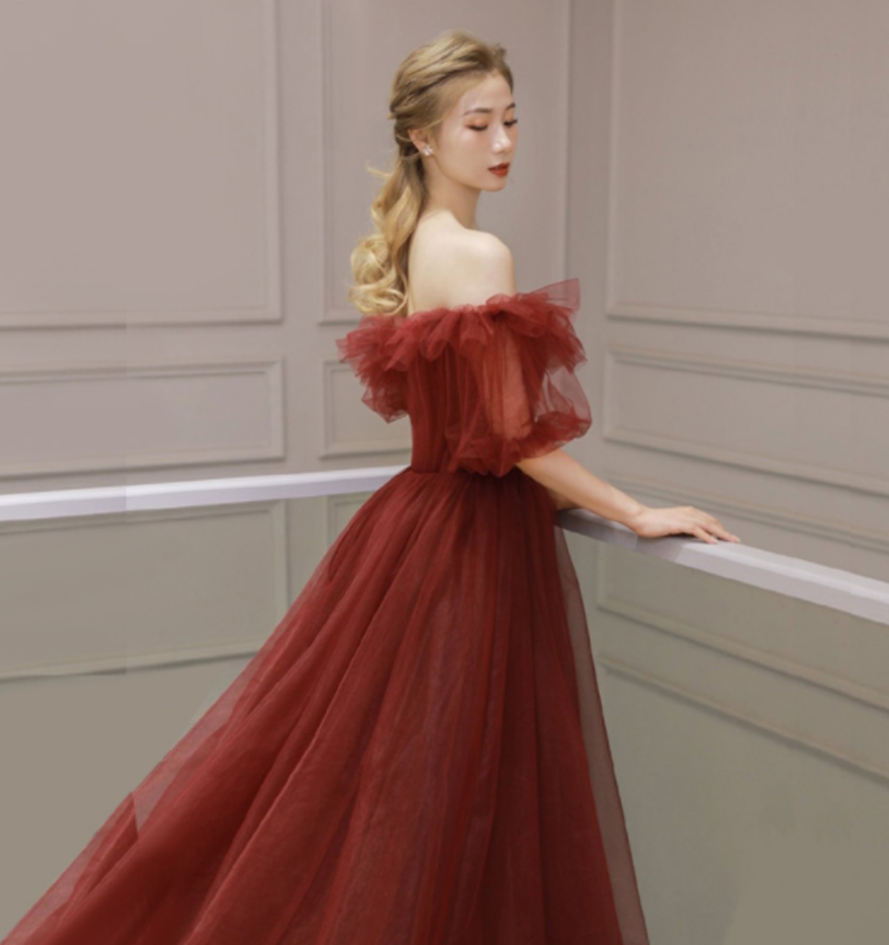 ポルトガル製 ロンドンコレクション 青と白のレースオフショルクロップドトップ ポルトガル製 ロンドンコレクション 青と白のレースオフショル