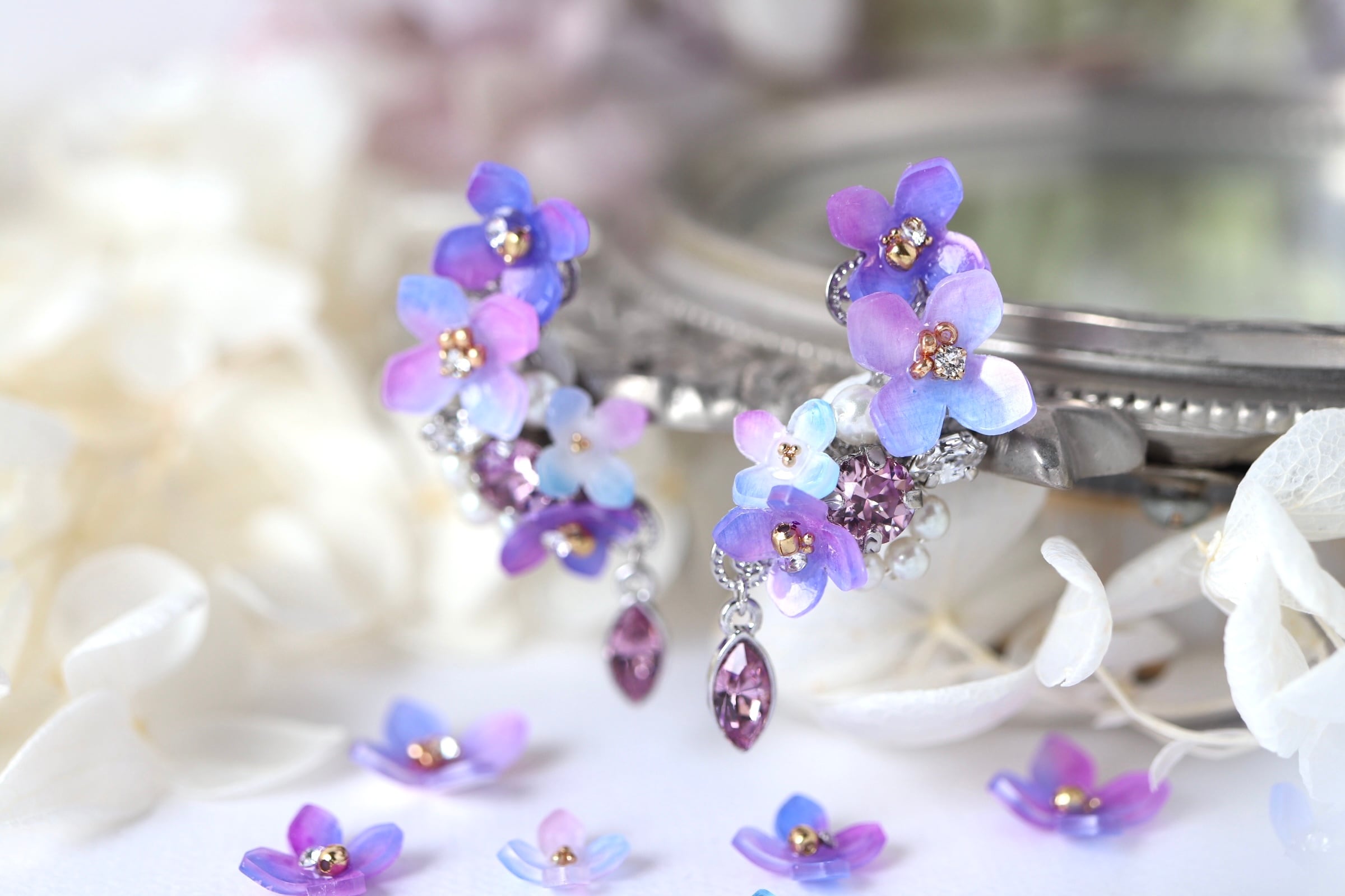 紫陽花とスワロフスキーbijouのイヤーカフ | 大人可愛いハンドメイド 