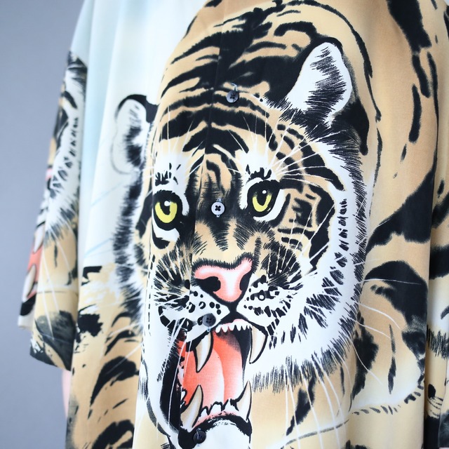 "虎" dynamic graphic super over silhouette h/s shirt