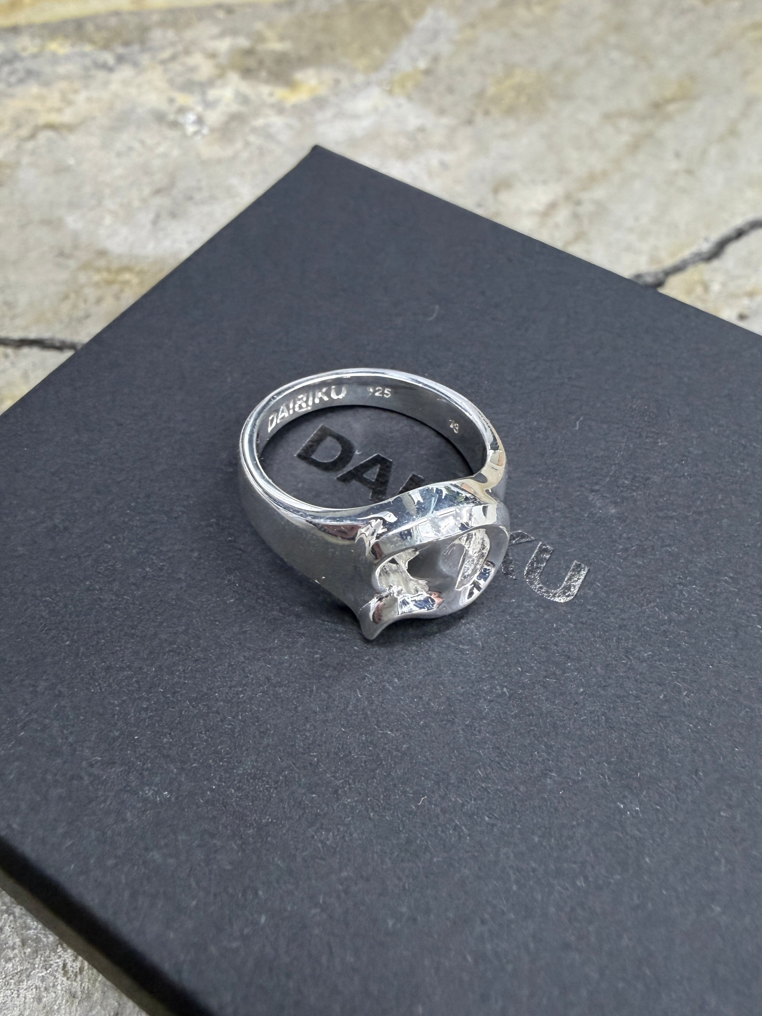 DAIRIKU | D Silver Ring | Silver | HOWDAY