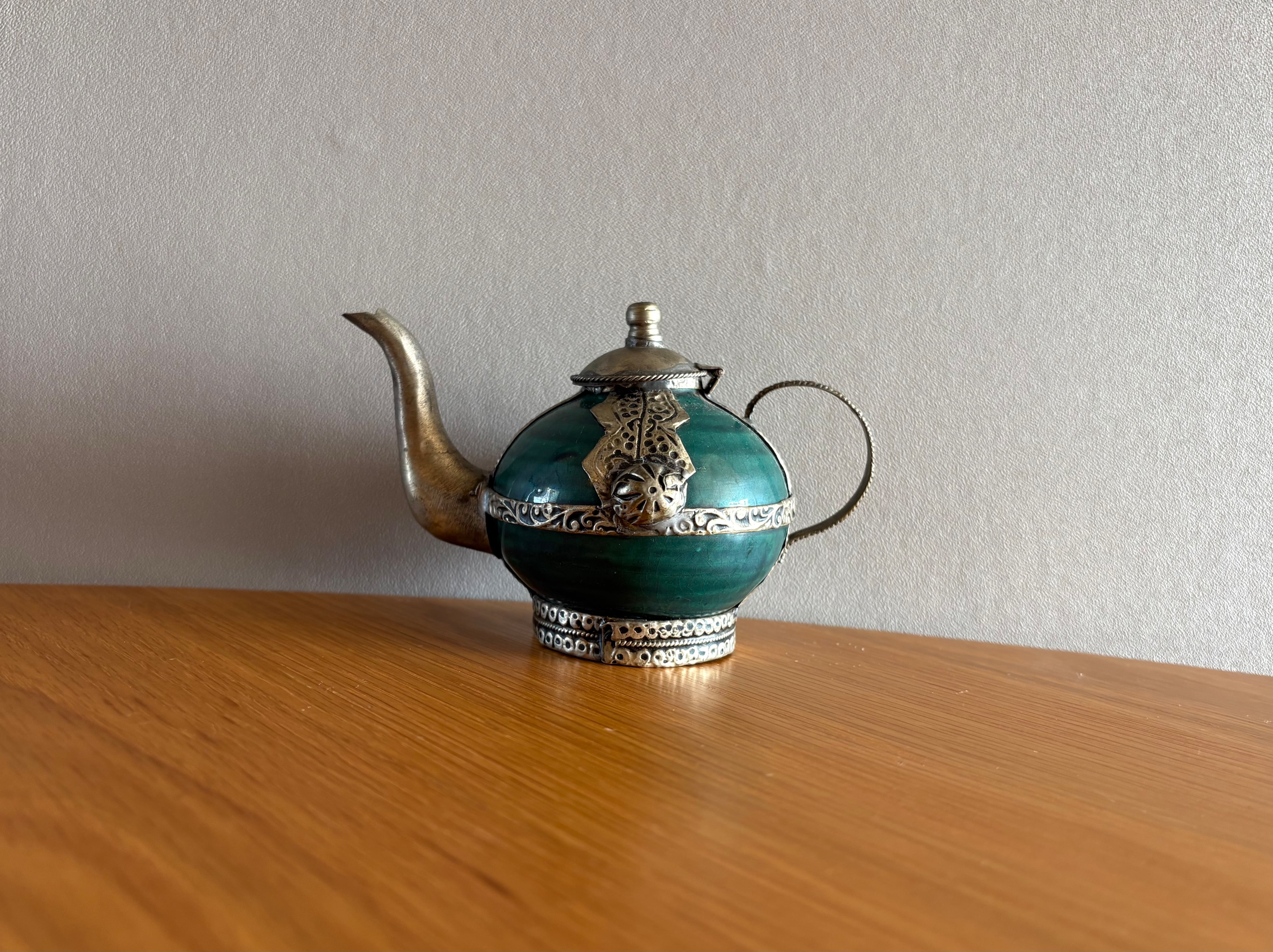 8355ka 重厚感の漂う南部鉄器 岩鋳 鉄瓶 天然漆 黒焼き付け 霰 あられ