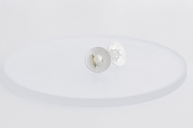 light dance Pierced earrings (Pearl)