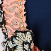 社交ダンス 衣装 ラテン ドレス ワンピース フリル 黒 サーモン デモ 競技 パーティ 発表会 ピンク系 ブラック系 可愛い スカート フリルレース おしゃれ デザイン 女性用 舞台衣装 ダンスウェア 競技用衣装 フォーマル パーティードレス 大人用 豪華 お洒落