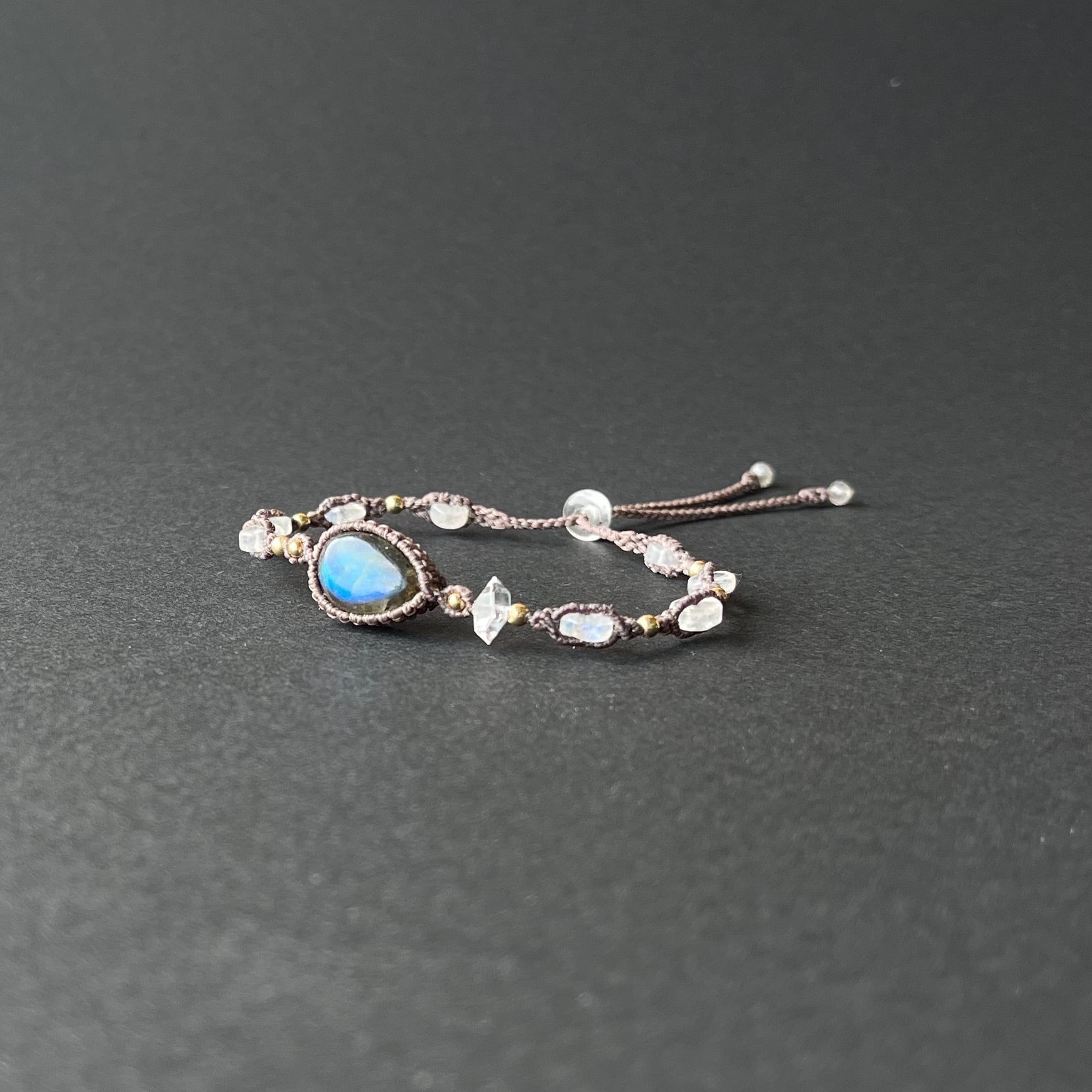 ラブラドライトとハーキマー水晶のマクラメ編み 天然石ブレスレット ラブラドライトとハーキマー水晶のマクラメ編み 天然石ブレスレット