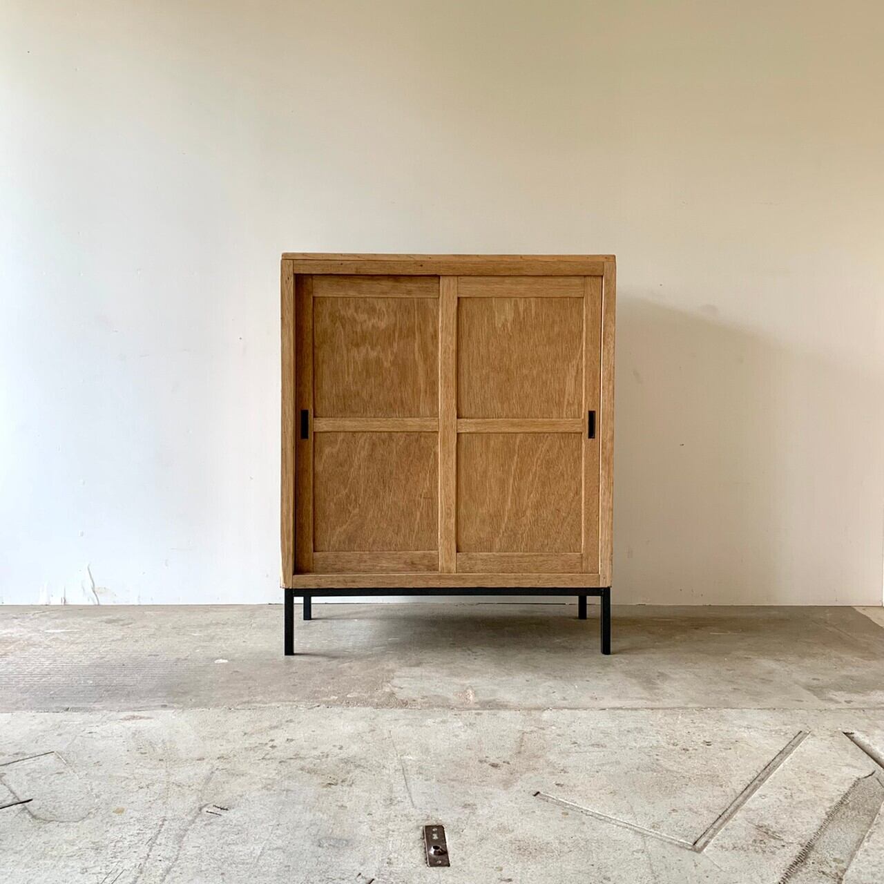 鉄脚の収納棚　キャビネット　古家具　0467