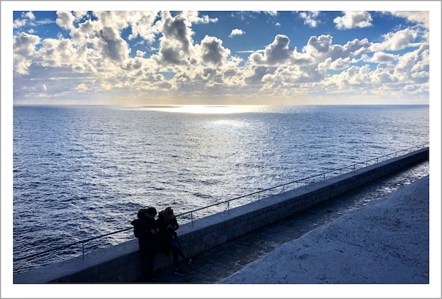 【海外風景ポストカード】ドゥブロヴニクの海とカップル