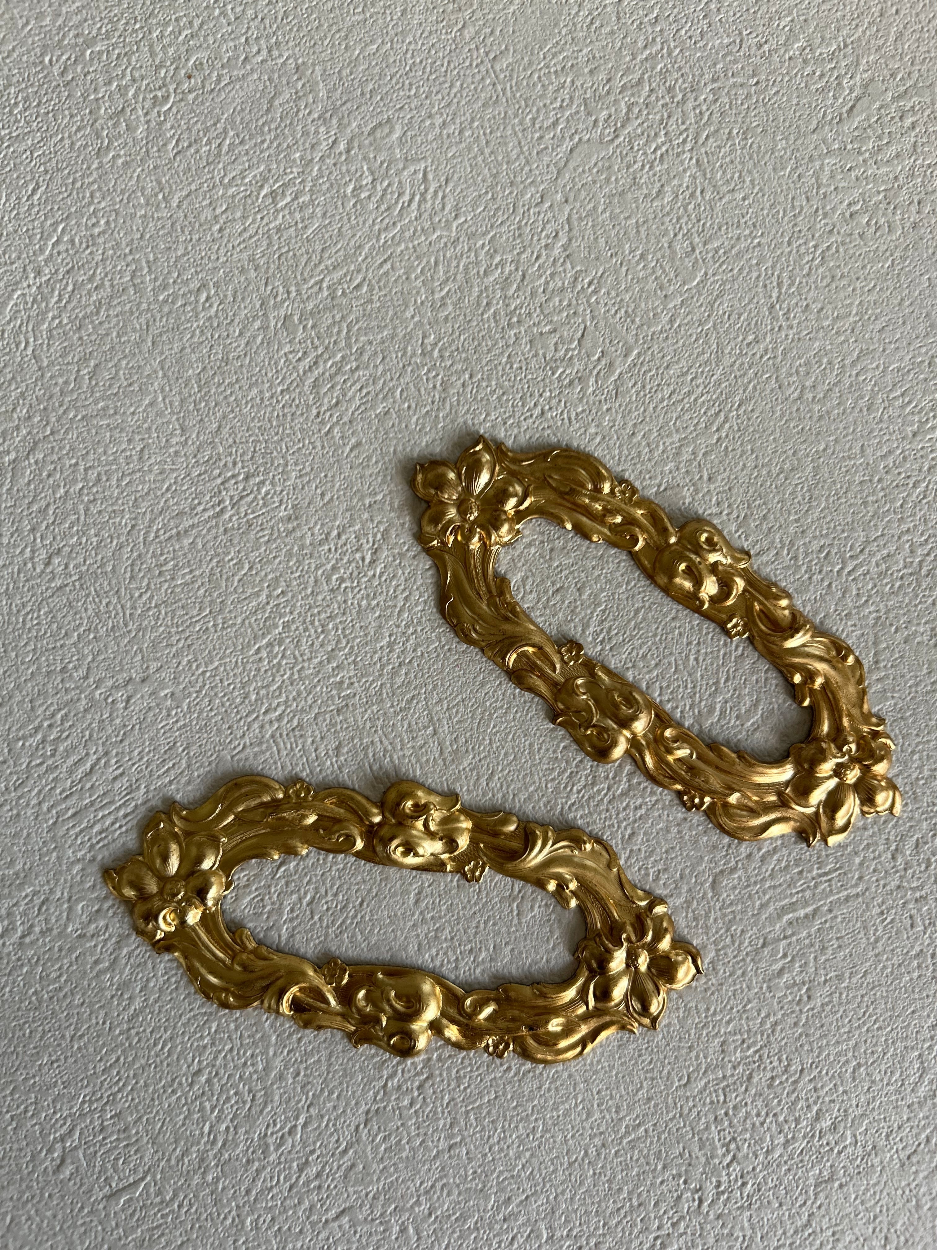 USA 輸入デザインパーツ 真鍮 ブラス製 お花のフレームパーツ エンボス デコレーション材 コラージュ カルトナージュ