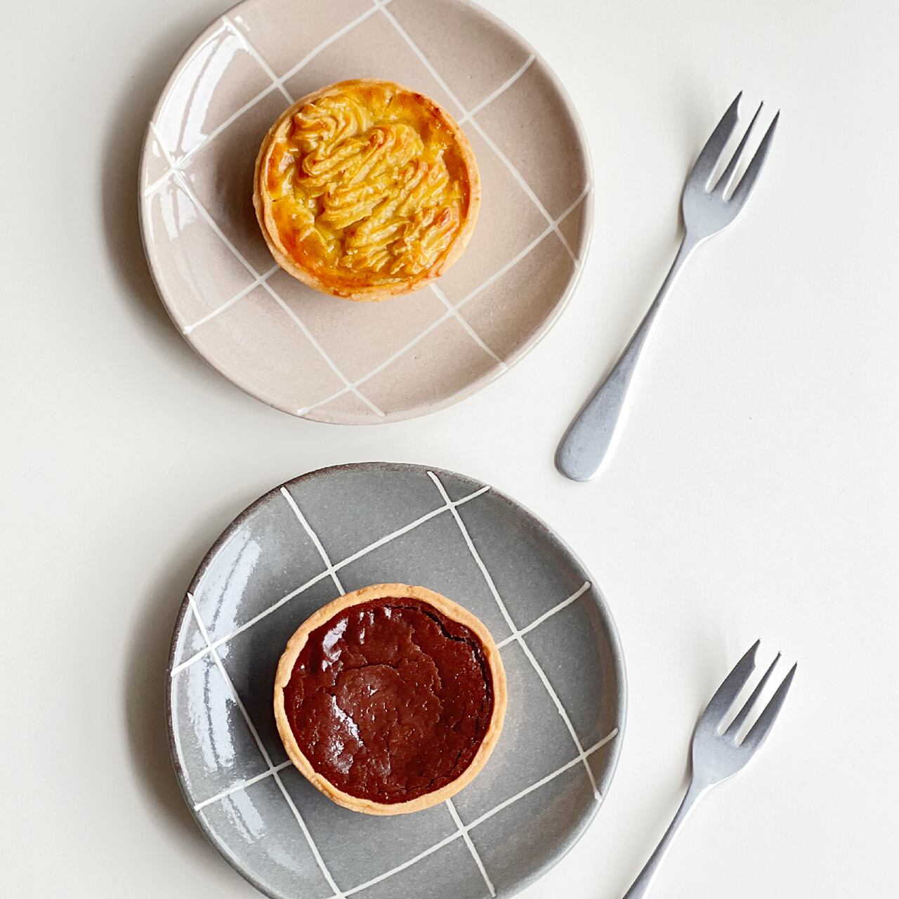 【希少】【美品】【皿】卵型陶器焼き物アートピース A2346 格子彫たまご皿（黒） | KANESAN1893
