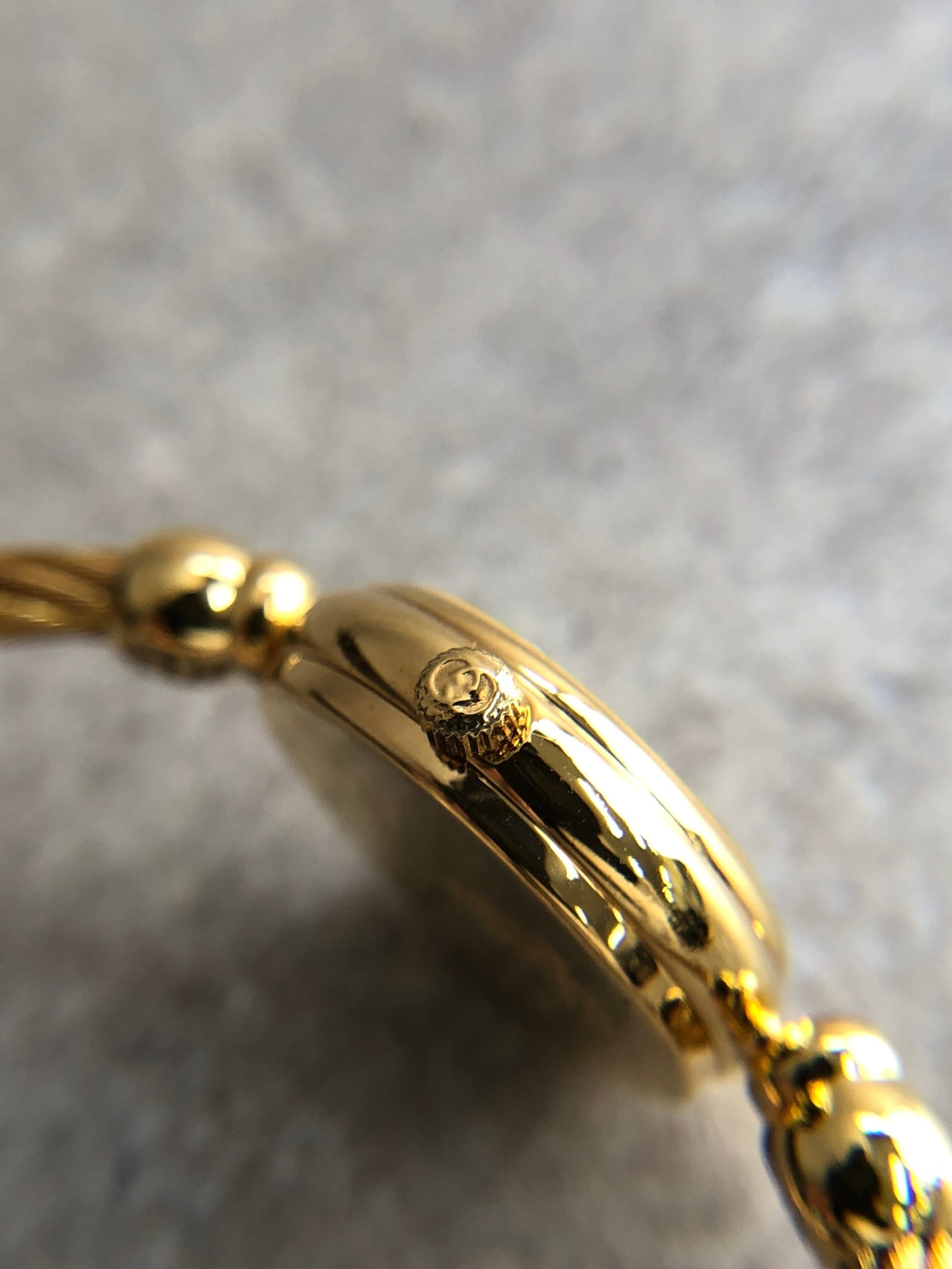 GUCCI グッチ 腕時計 ゴールド シェル ラウンドフェイス ステンレス