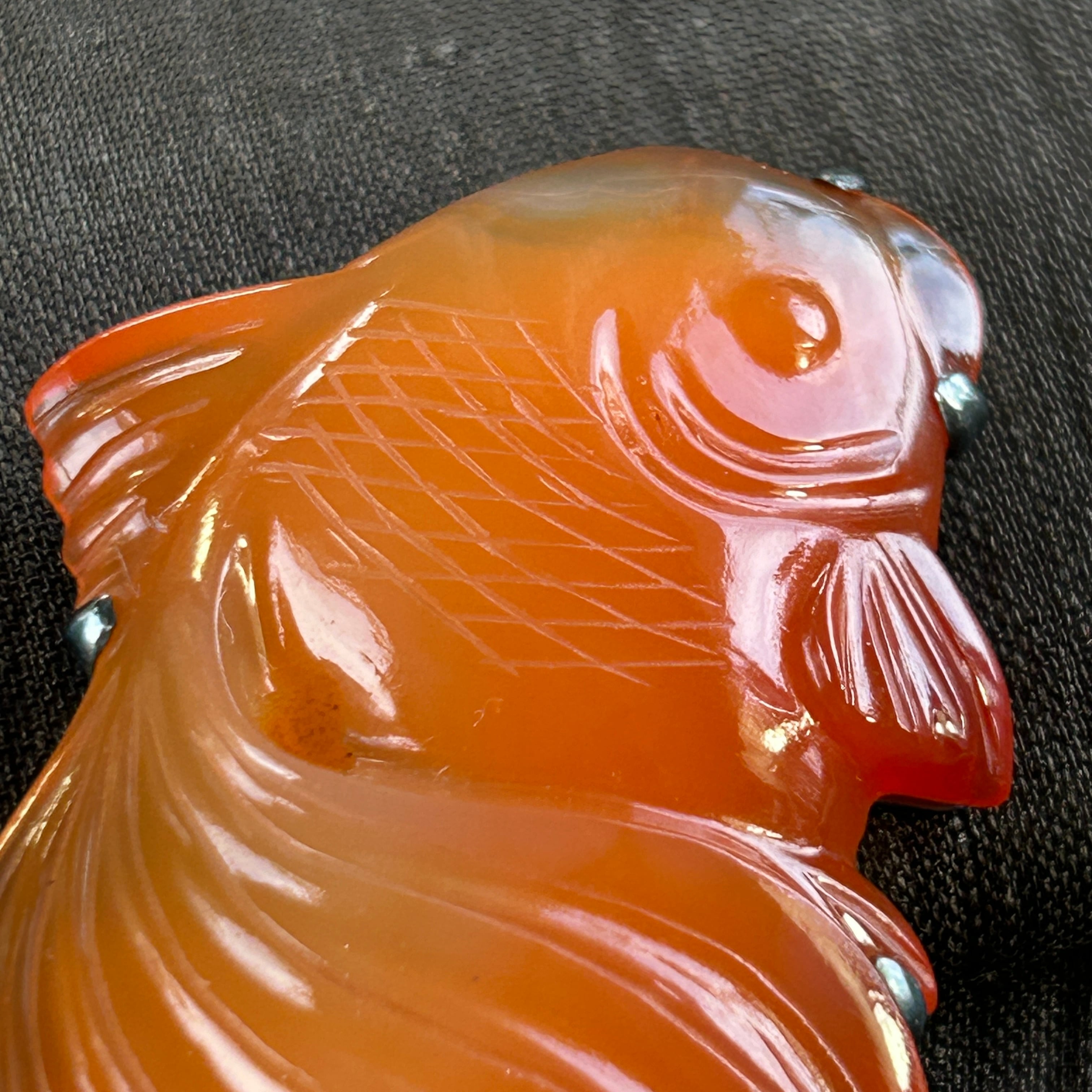 アンティーク　赤瑪瑙の金魚の帯留め