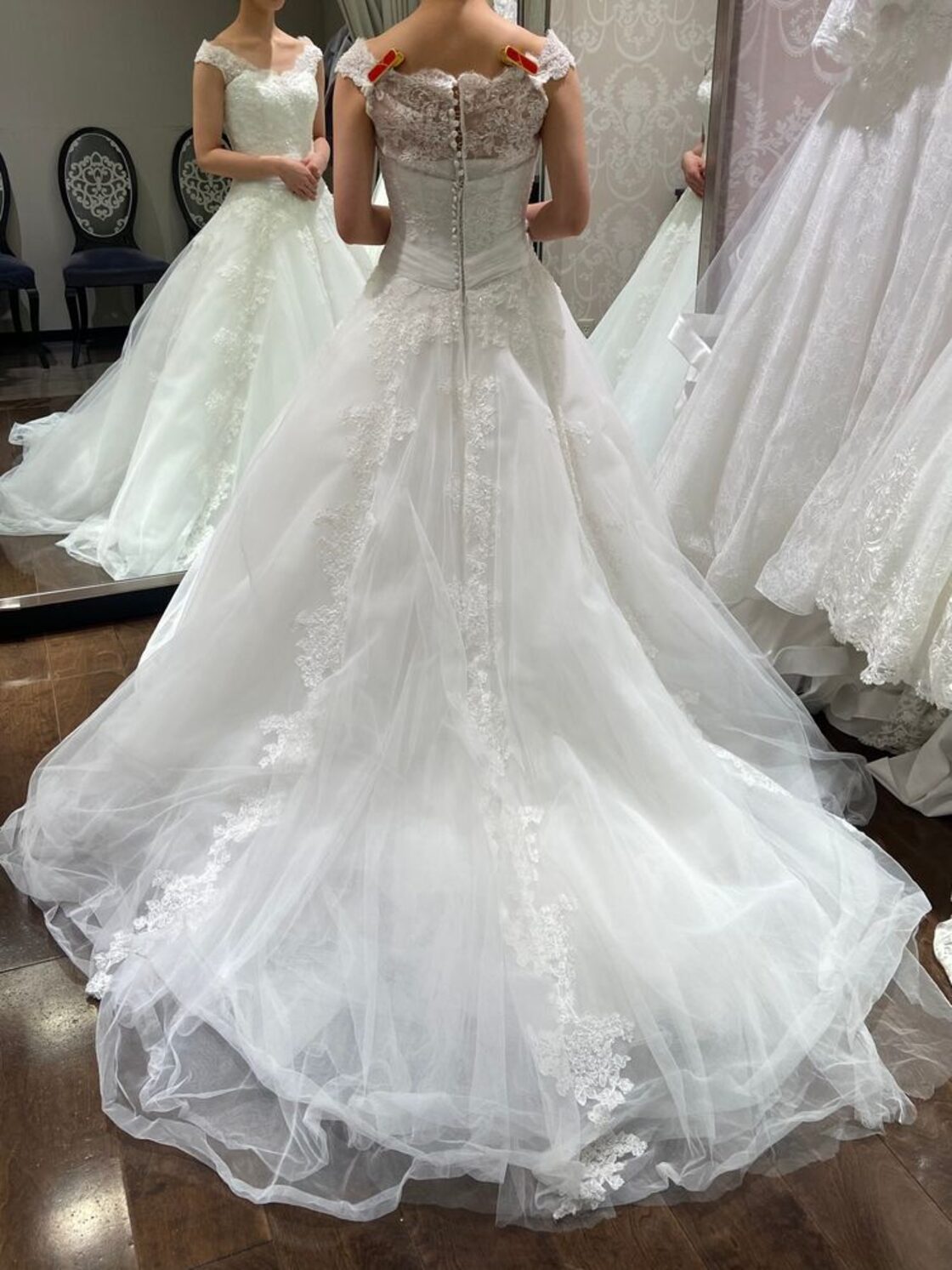 with a white ウェディングドレス ボレロ（高品質！ ウェディング  