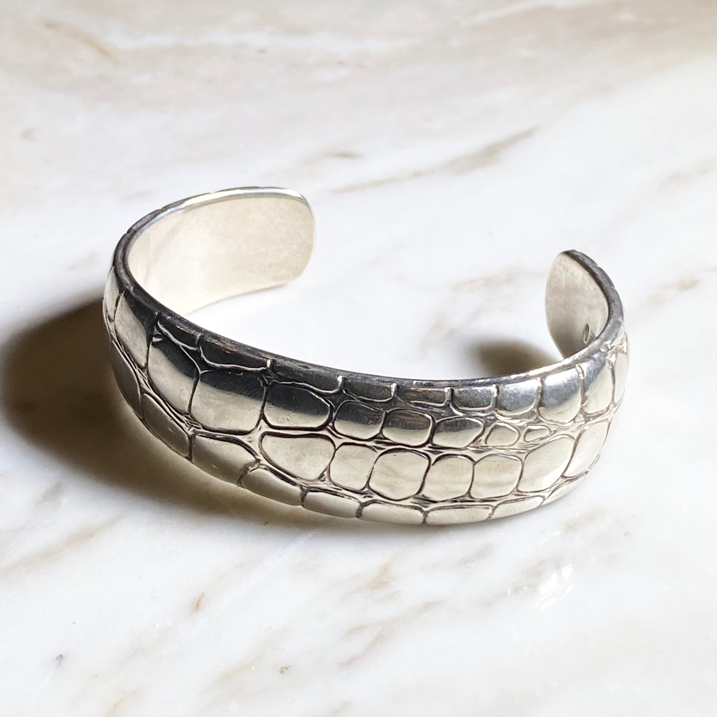 GUCCI silver crocodile engraved cuff bangle | NOIR ONLINE