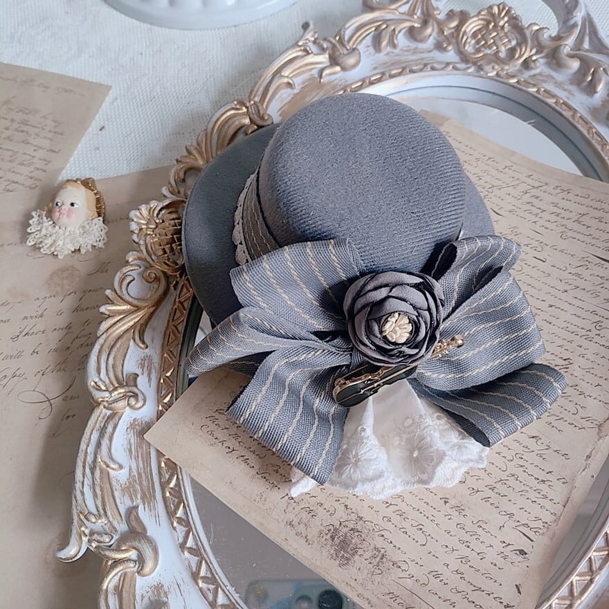 麗しきグレーの旋律 クラシカルストライプと薔薇のミニハット 貴婦人の気品漂う帽子