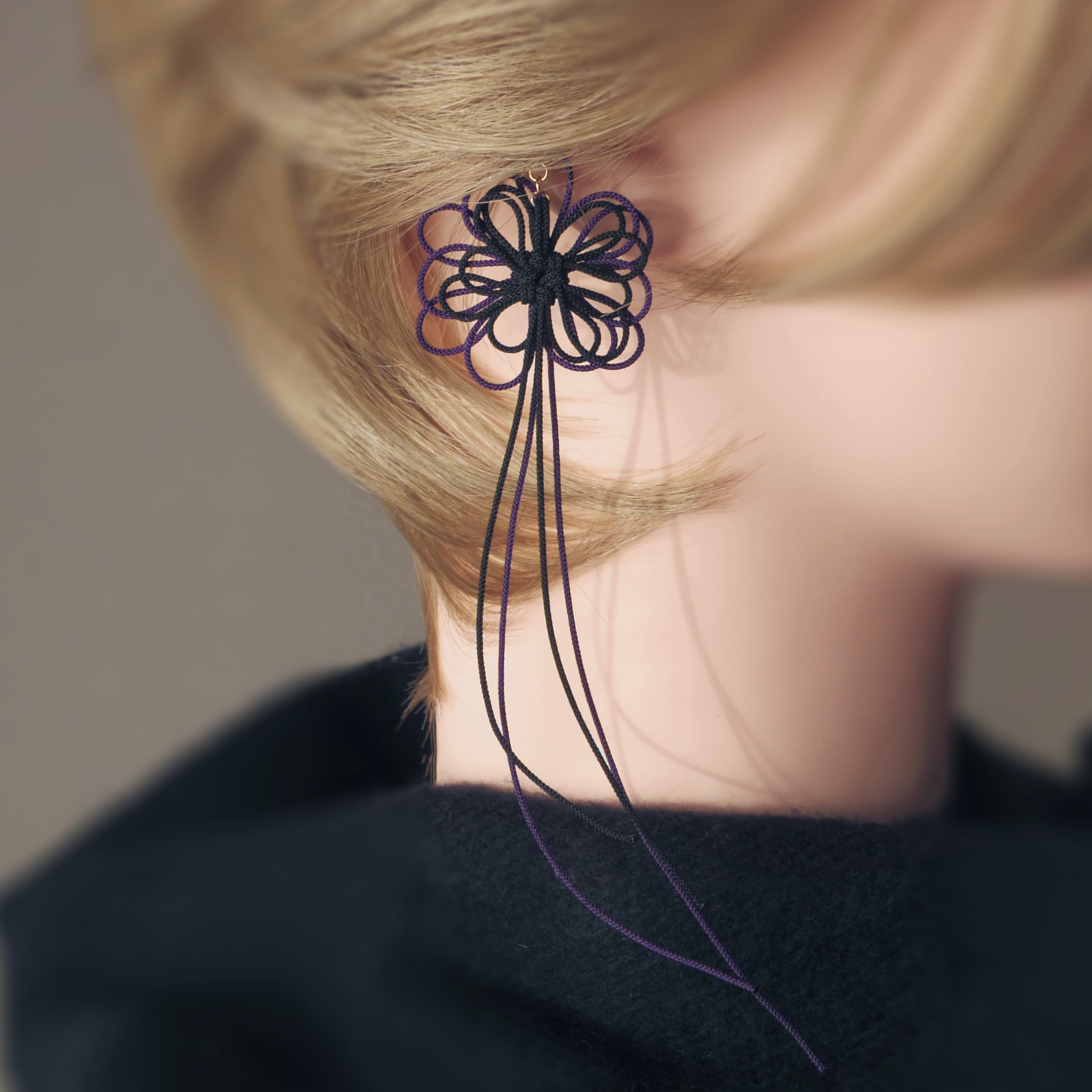 かたっぽイヤーカフ「うたつたえ」(黒×紫)