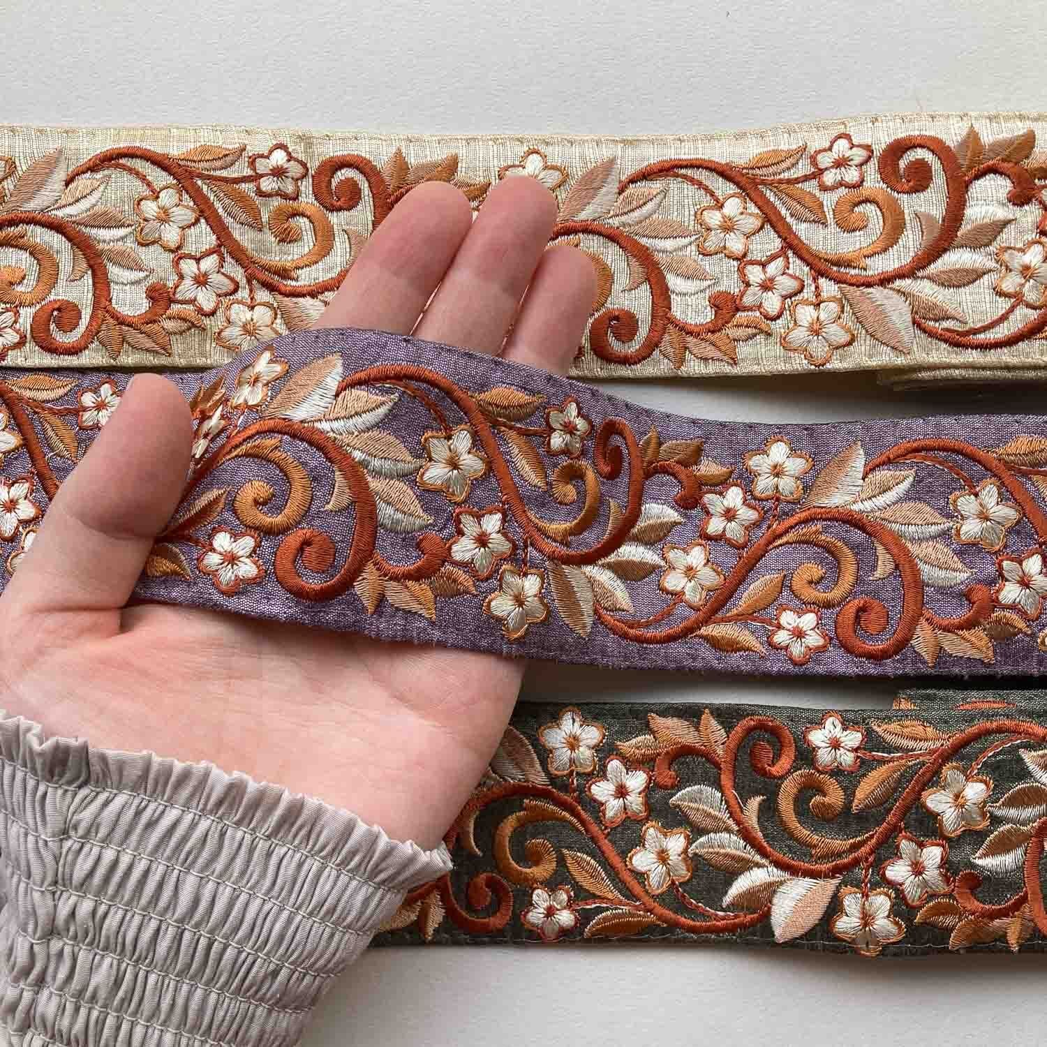 再入荷〉くるくる蔦と小花の刺繍リボン（1mカット） | Dua